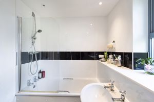 Family Bathroom pic2- click for photo gallery